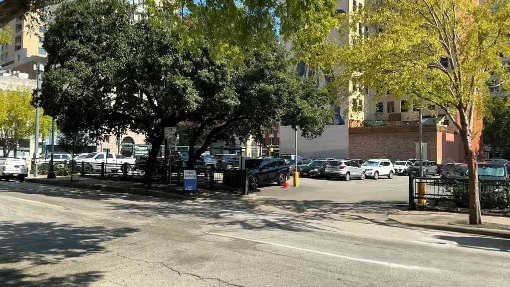 (M) 1007 Prairie St. (401 Main St.) - 400 Main Lot