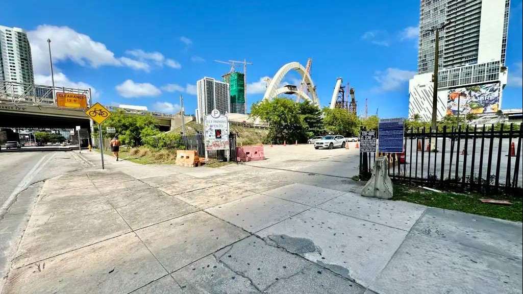 127 NE 11th St Parking