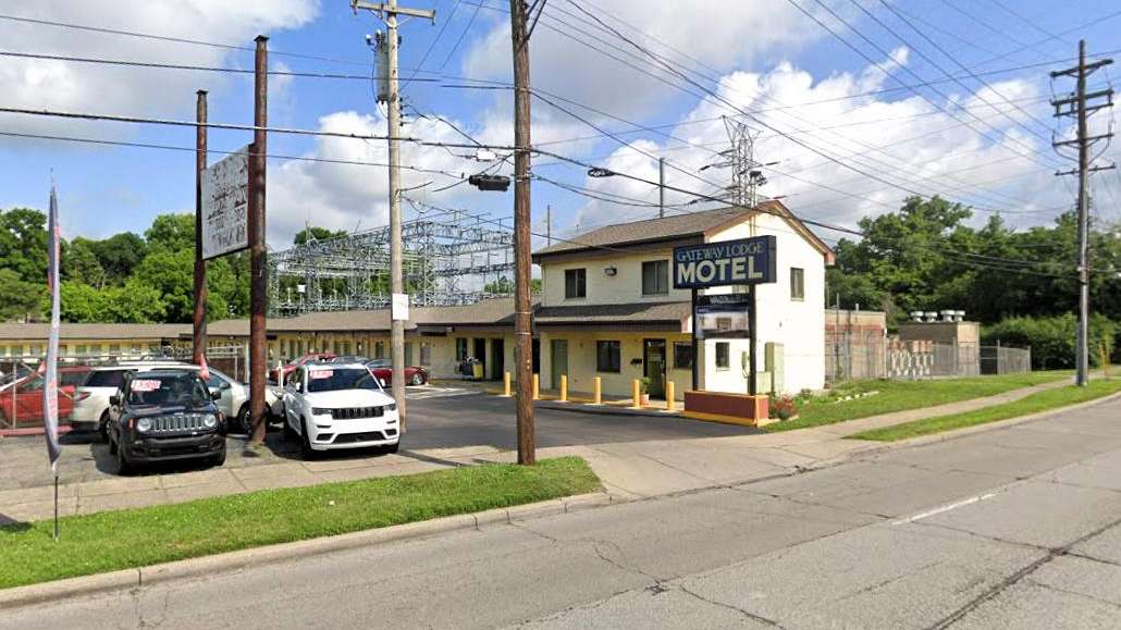 Gateway Lodge Motel_4453 Reading Rd Parking