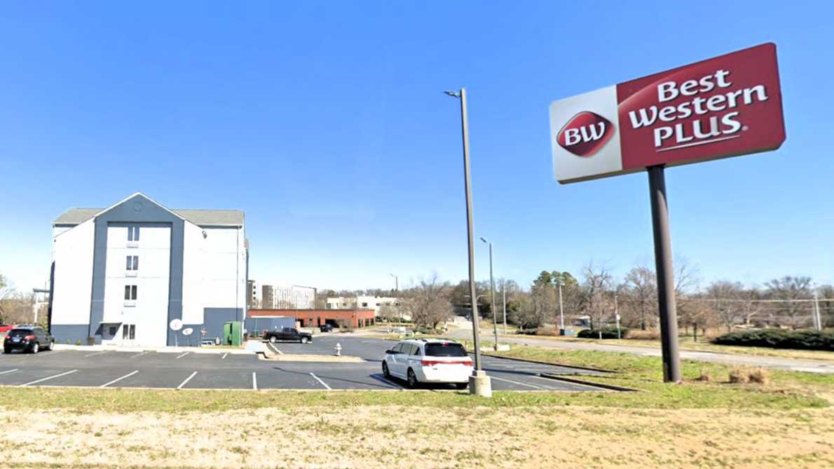 Best Western Plus - 911 Airport Center Drive Parking