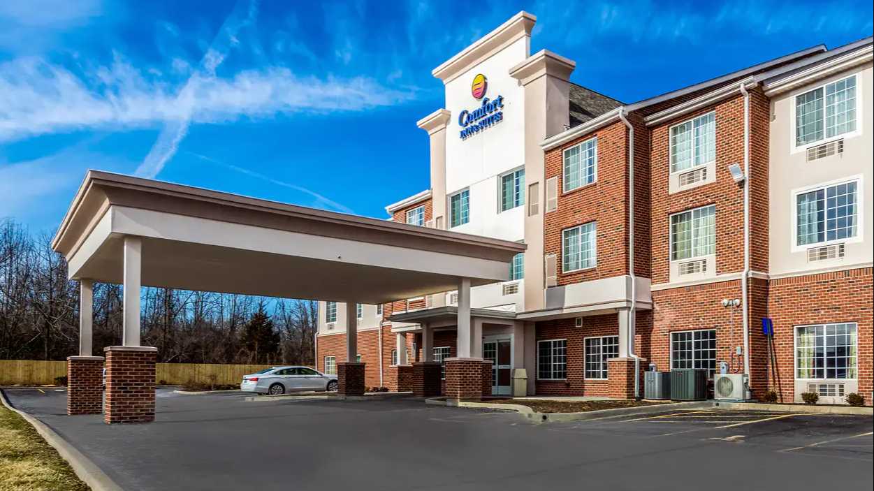 Comfort Inn & Suites Dayton North Upper Midscale Parking