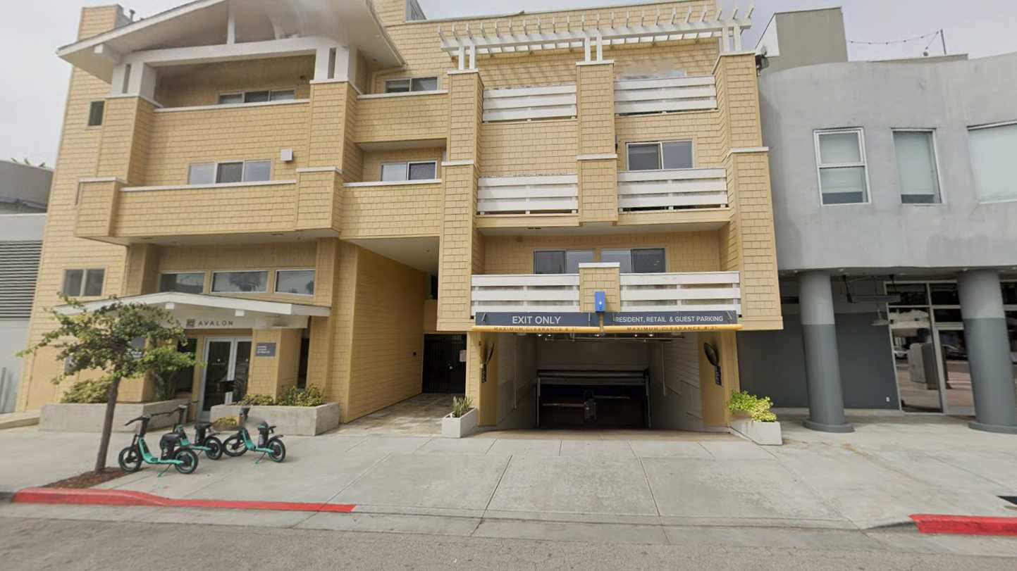 2000 Main St Parking