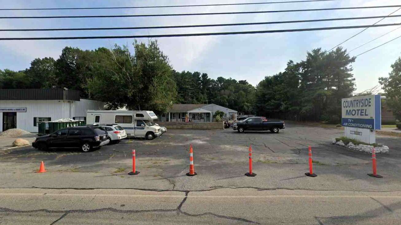 Countryside Motel _ 115 Mechanic St Parking