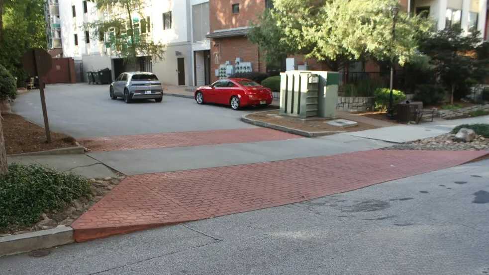 641 North Ave NE Parking