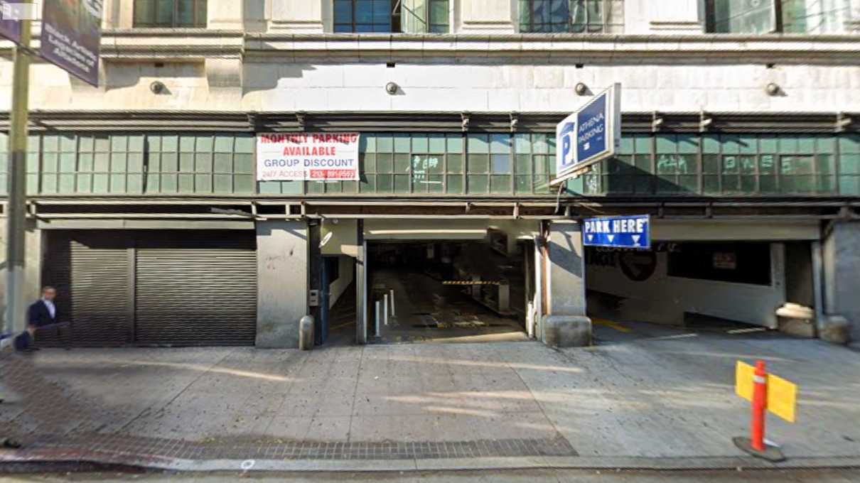 220 W 9th St Parking