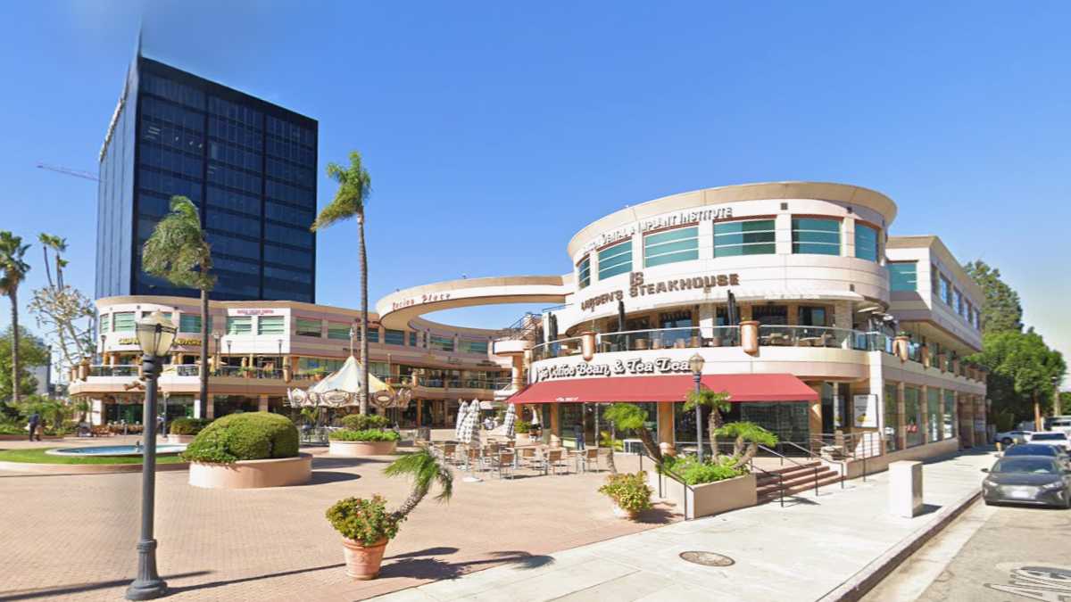 16101 Ventura Blvd Parking - Encino Place