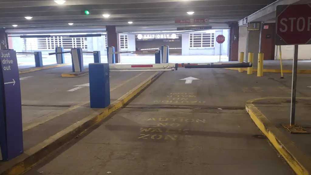 2822 Sidney St Parking