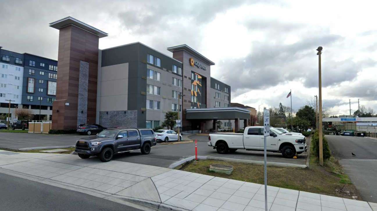 La Quinta Inn by Wyndham Lynnwood _ 4300 Alderwood Mall Blvd Parking