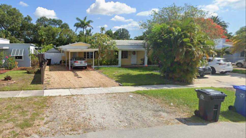 605 NE 14th Pl Parking