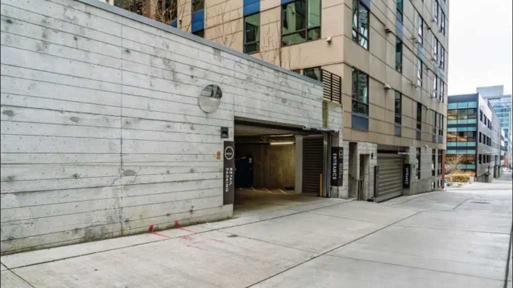 400 Boren Ave N Parking