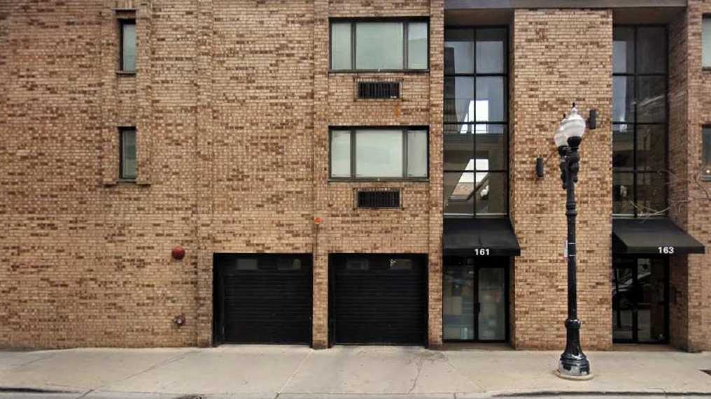 163 W Division St Parking