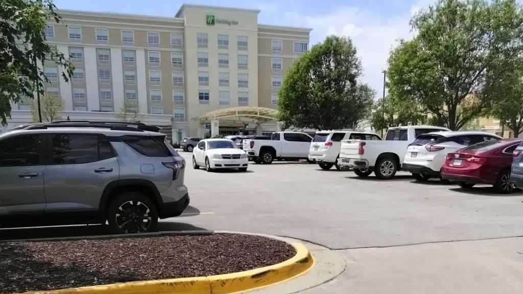 11728 N Ambassador Dr. - Holiday Inn Kansas City Airport-Sphere Lot