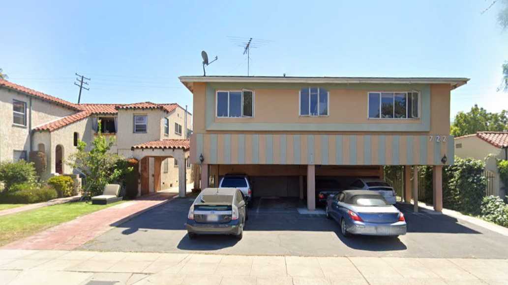 725 Hayworth Ave Parking