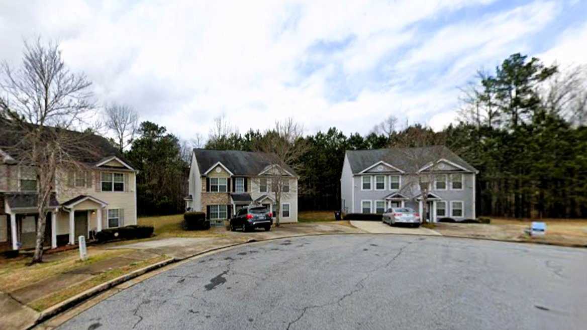 216 Prattling Ct Parking