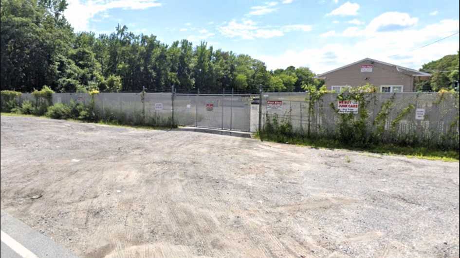 216 Earls Rd Parking