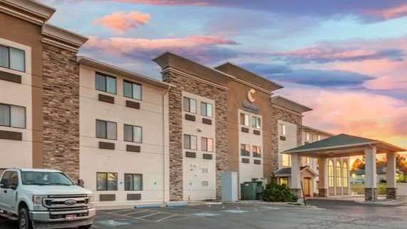 3910 Outlook Blvd. (Comfort Inn & Suites - Pueblo) Parking