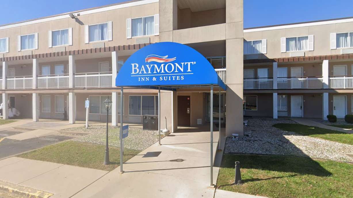 9400 Blairwood Rd Parking