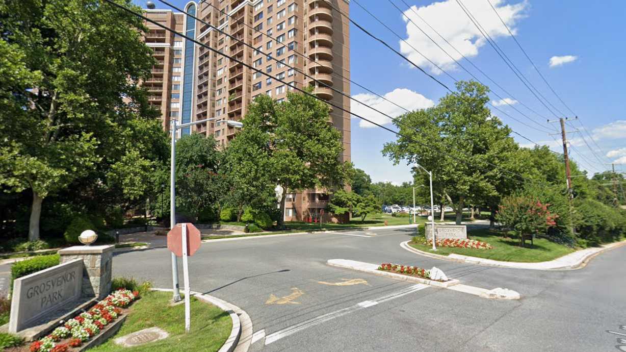 10101 Grosvenor Place Parking