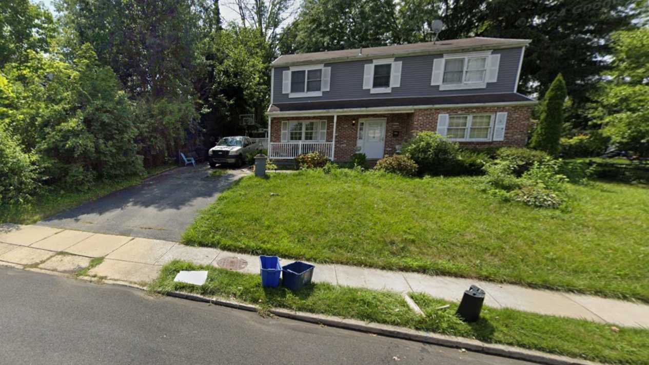 454 Brookfield Rd Parking