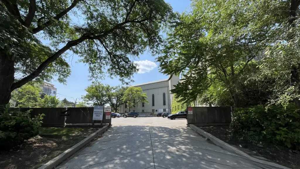1950 Bathurst St Parking