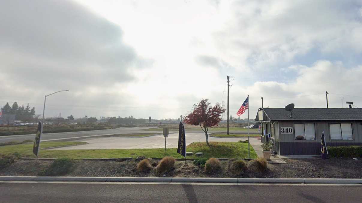 402 Wells Ave Parking