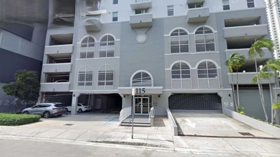 115 SW 11th St Parking