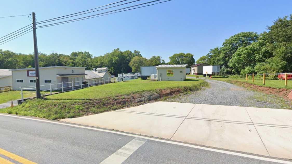 6655 Middleburg Rd Parking