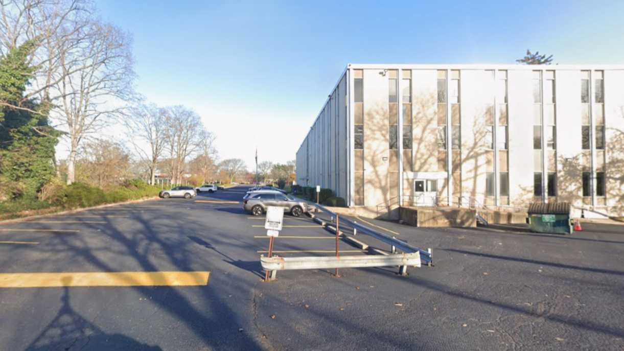 560 Broadhollow Rd Parking