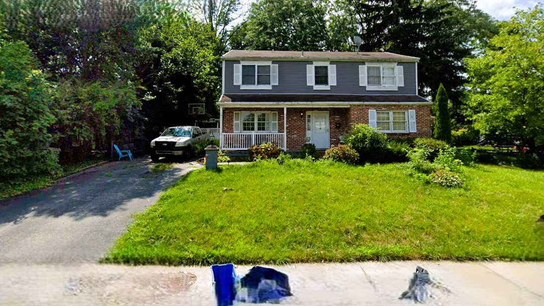 454 Brookfield Rd Parking