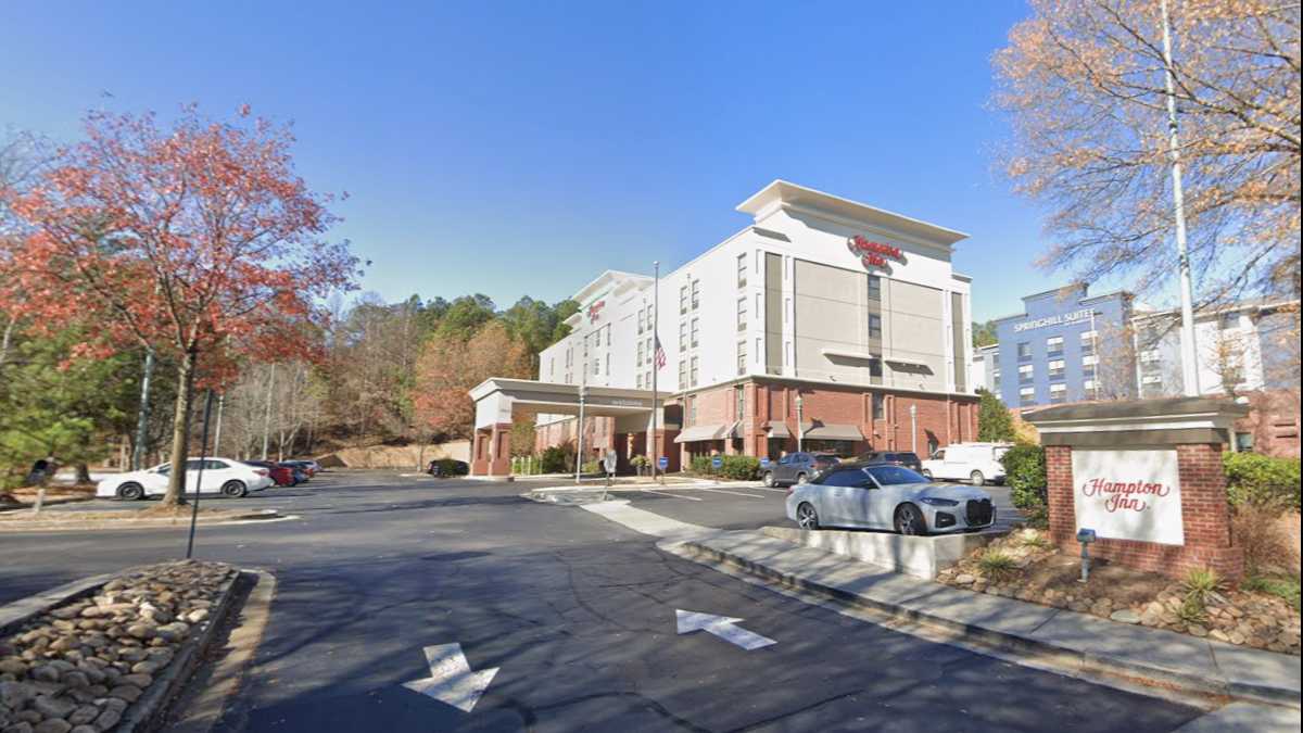 Hampton Inn Buford - 3240 Buford Dr Parking