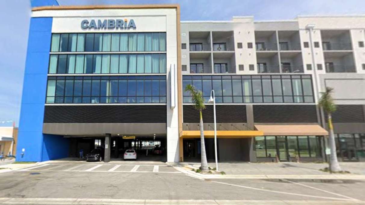 Cambria Madeira Beach _15015 Madeira Way Parking