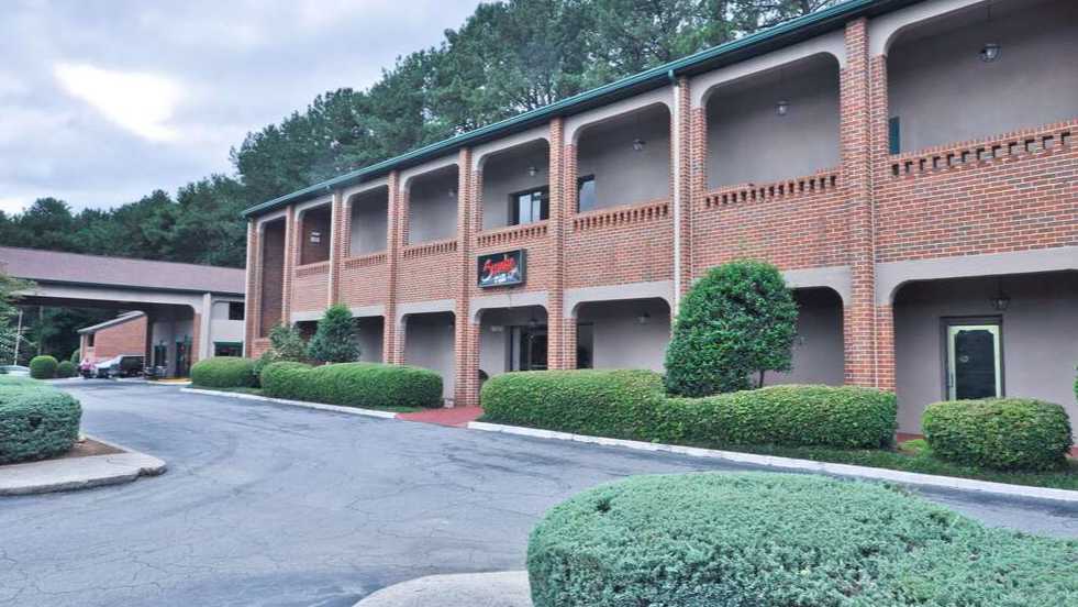 Country Hearth Inn & Suites Marietta - 2767 Windy Hill Rd Parking
