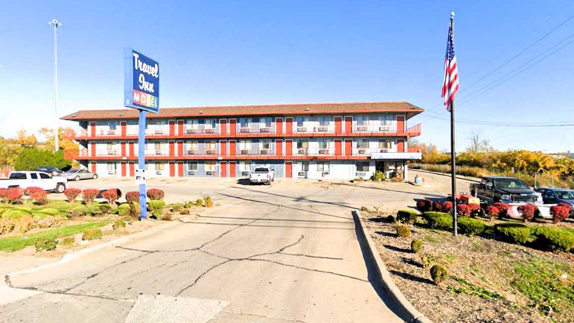 Travel Inn - 2000 E Kemper Rd Lot