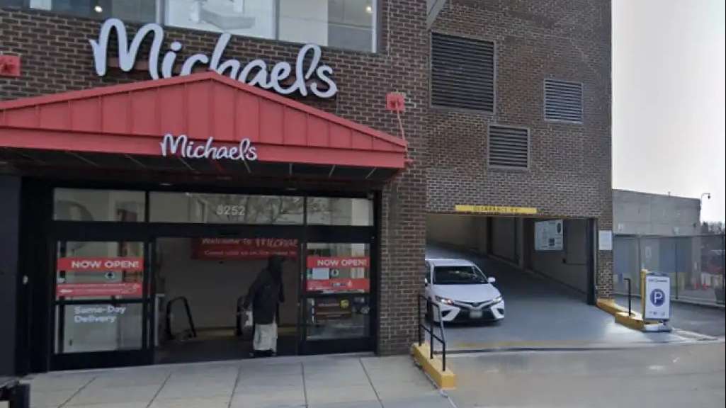 5252 Wisconsin Ave NW. - Garage