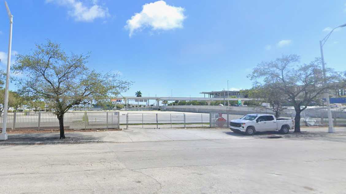 1347 N Bayshore Dr. (425 NE 13th St.) Parking