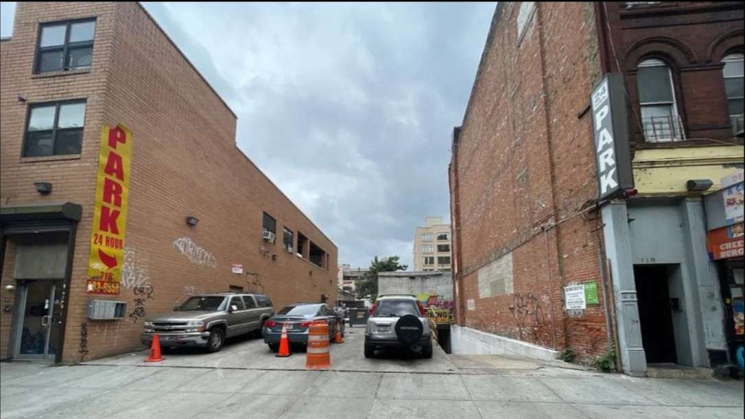 GM (118 Nostrand Ave) LGA Airport Parking