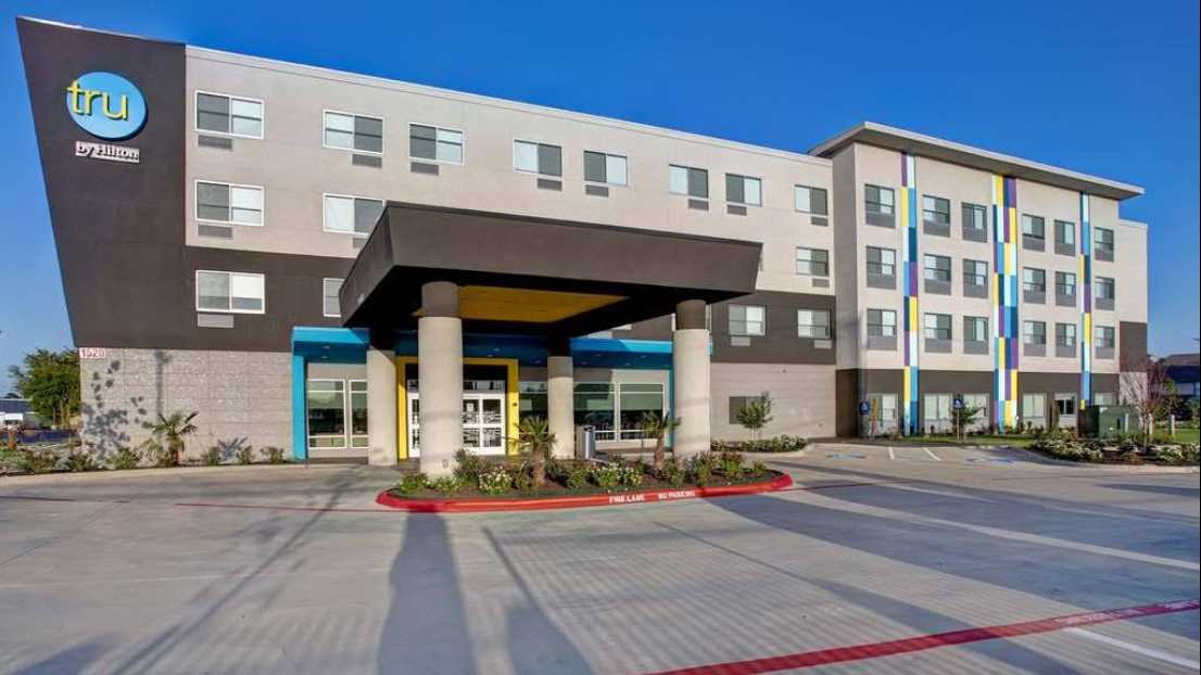 1520 N Hwy 360 - Tru by Hilton Parking