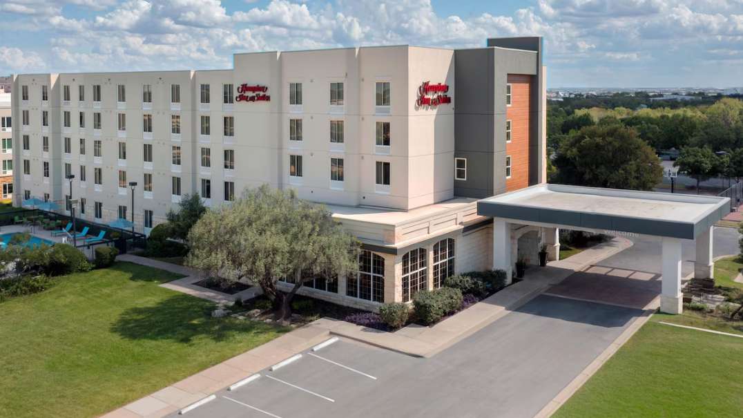 Hampton Inn & Suites AUS Airport Parking