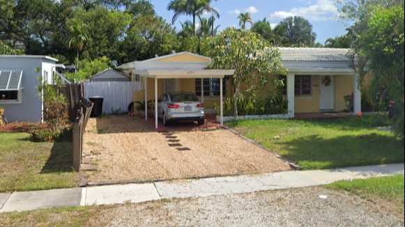 605 NE 14th Pl Parking