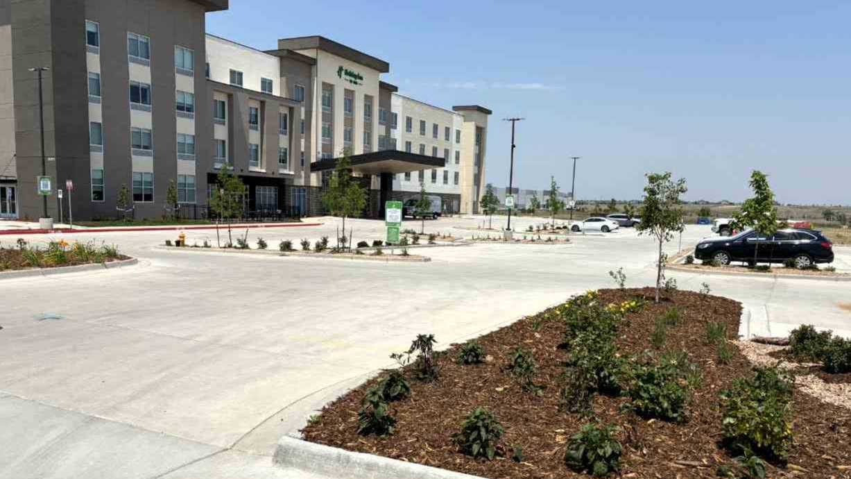 Holiday Inn DIA Airport Parking