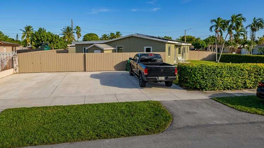 21135 Beach Rd Parking