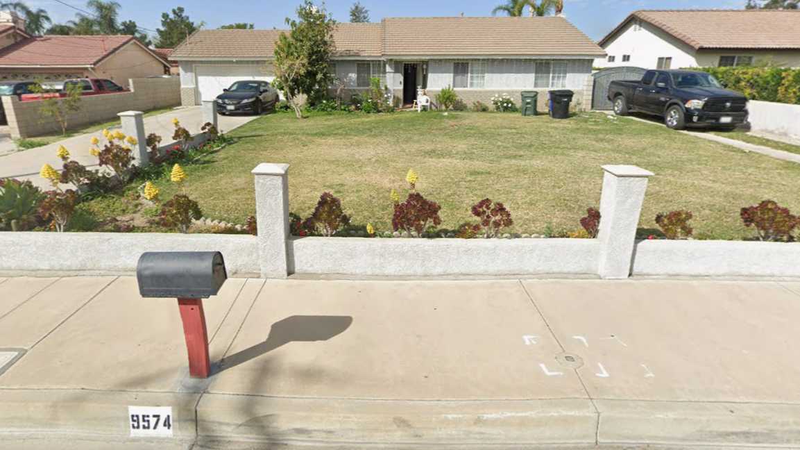 9574 Lime Avenue Parking