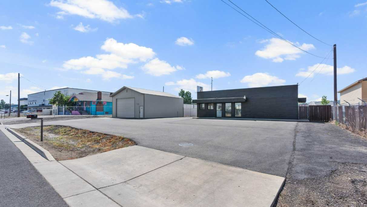 9414 E 1st Ave Parking