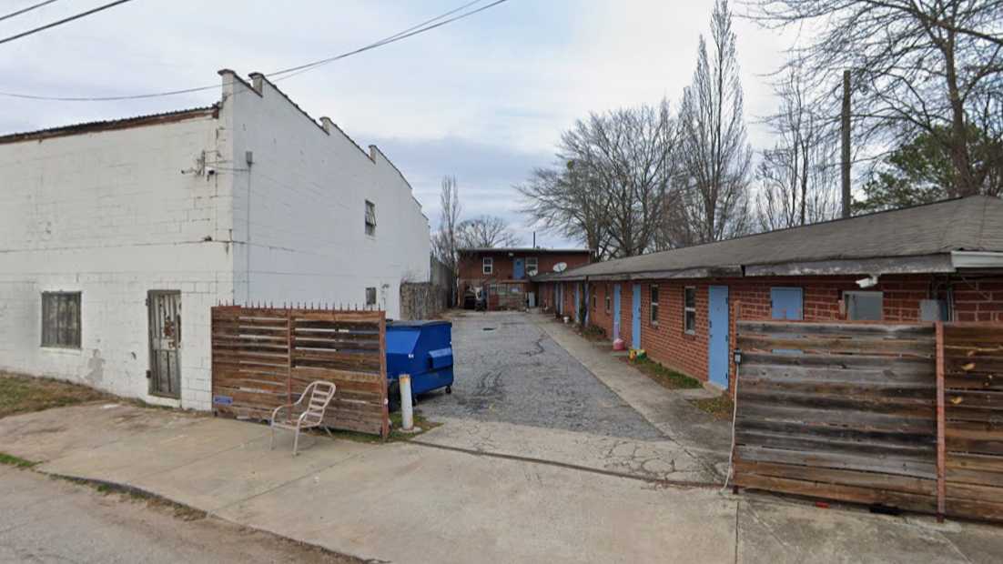 830 Warner St SW Parking