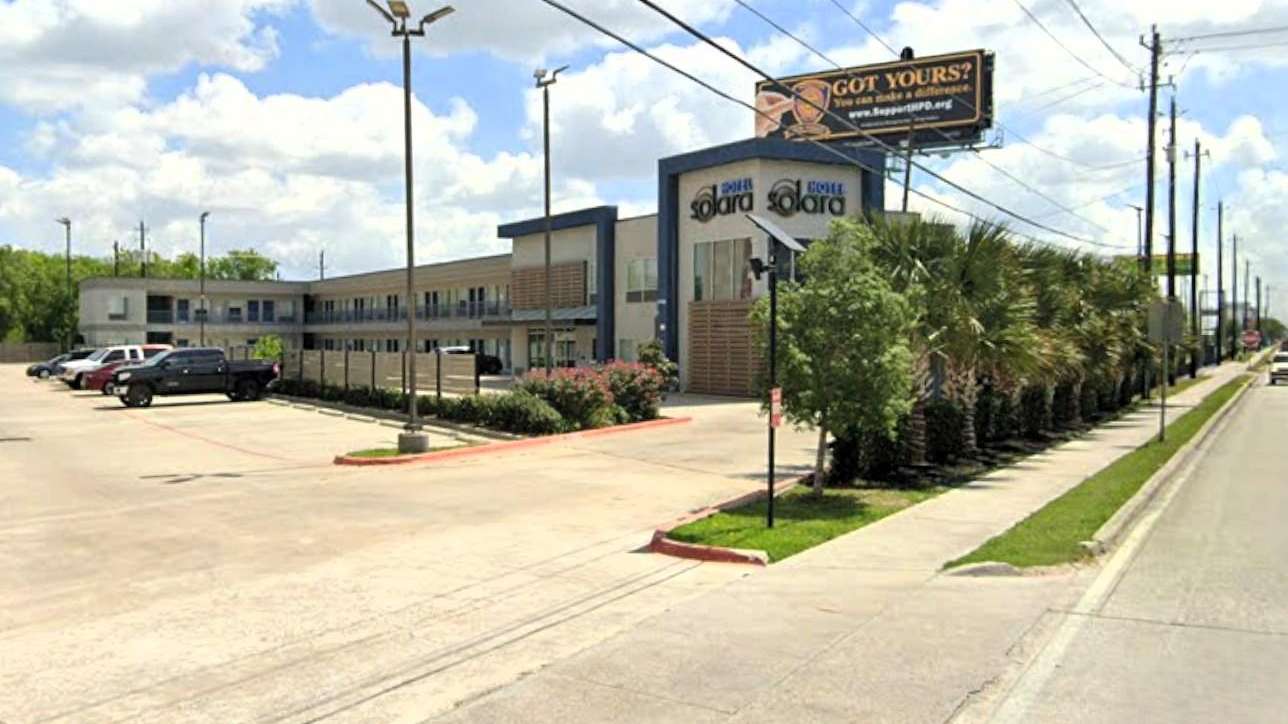 Hotel Solara I-45 & College Ave_9109 Gulf Fwy Parking