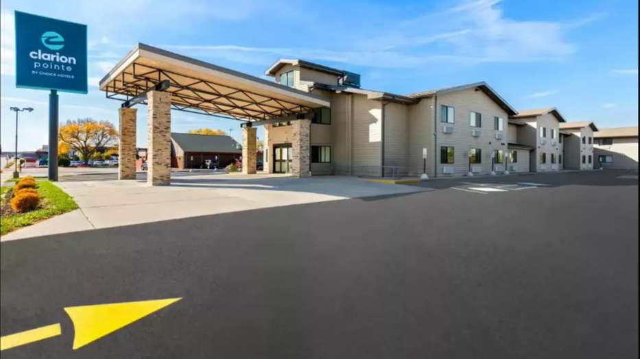 Clarion Pointe MKE Airport Parking