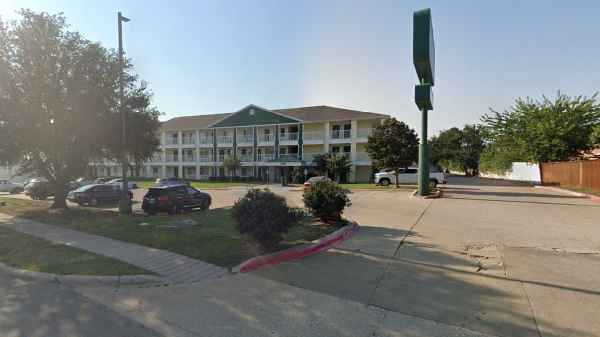 HomeTowne Studios Dallas - Irving 3440 W Walnut Parking