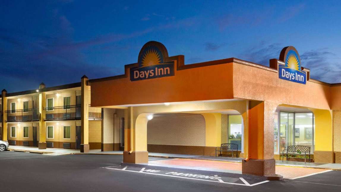 Days Inn Shelby -	1431 W Dixon Blvd Parking