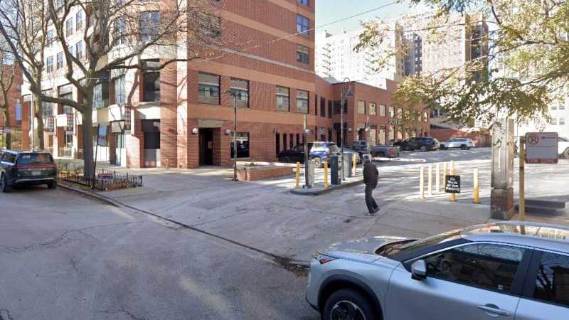 Belden Stratford - 310 W. Belden Ave Parking