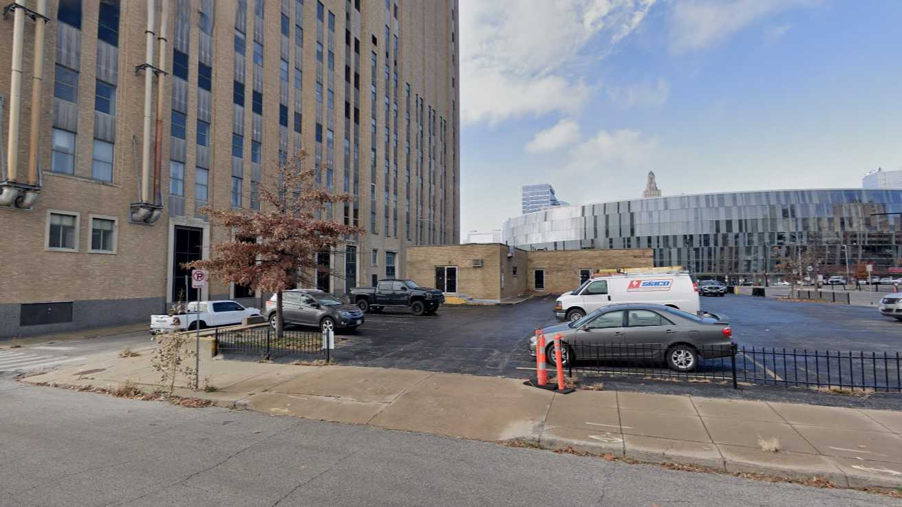 (M) TEN OAK - 403 E 14th St